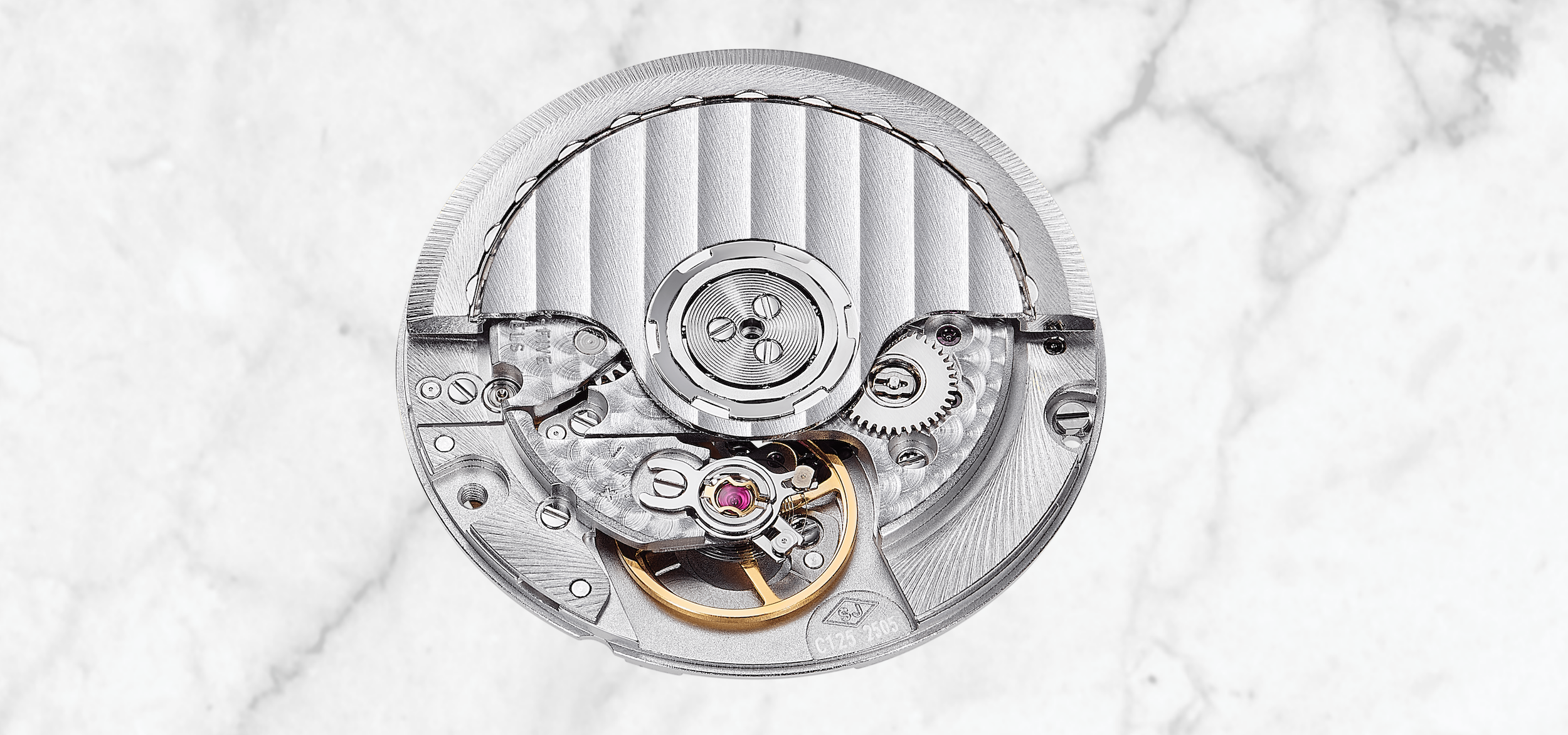 Mouvement automatique suisse Soprod C125 posé sur un fond en marbre