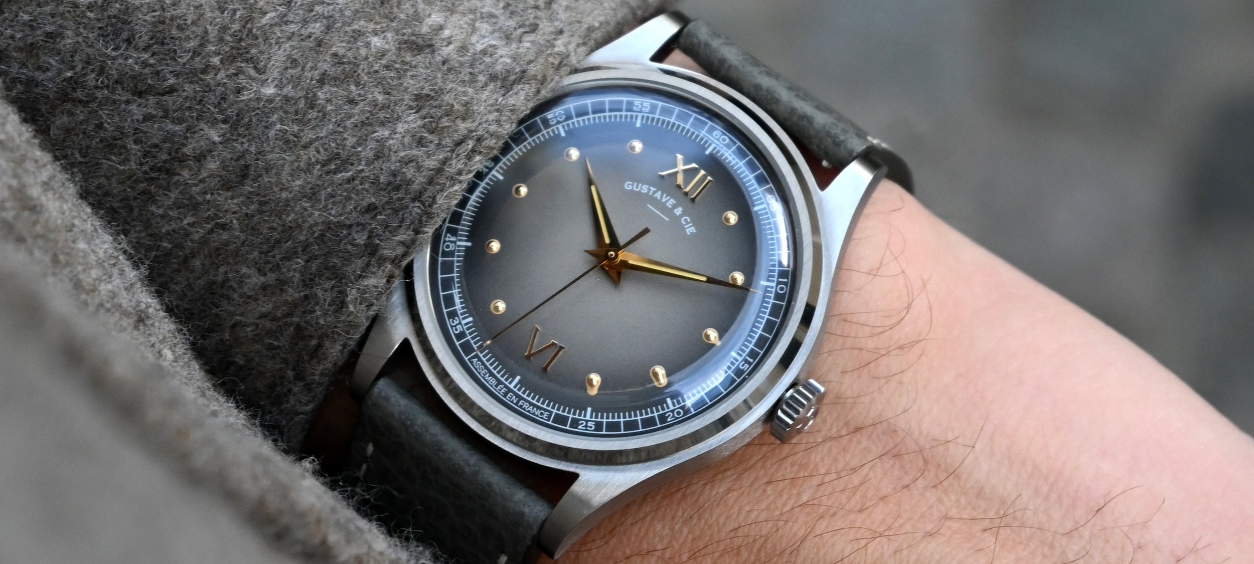 Montre automatique Gustave & Cie Léon 12H avec boîtier argent, cadran gris et bracelet cuir gris Ardoise.