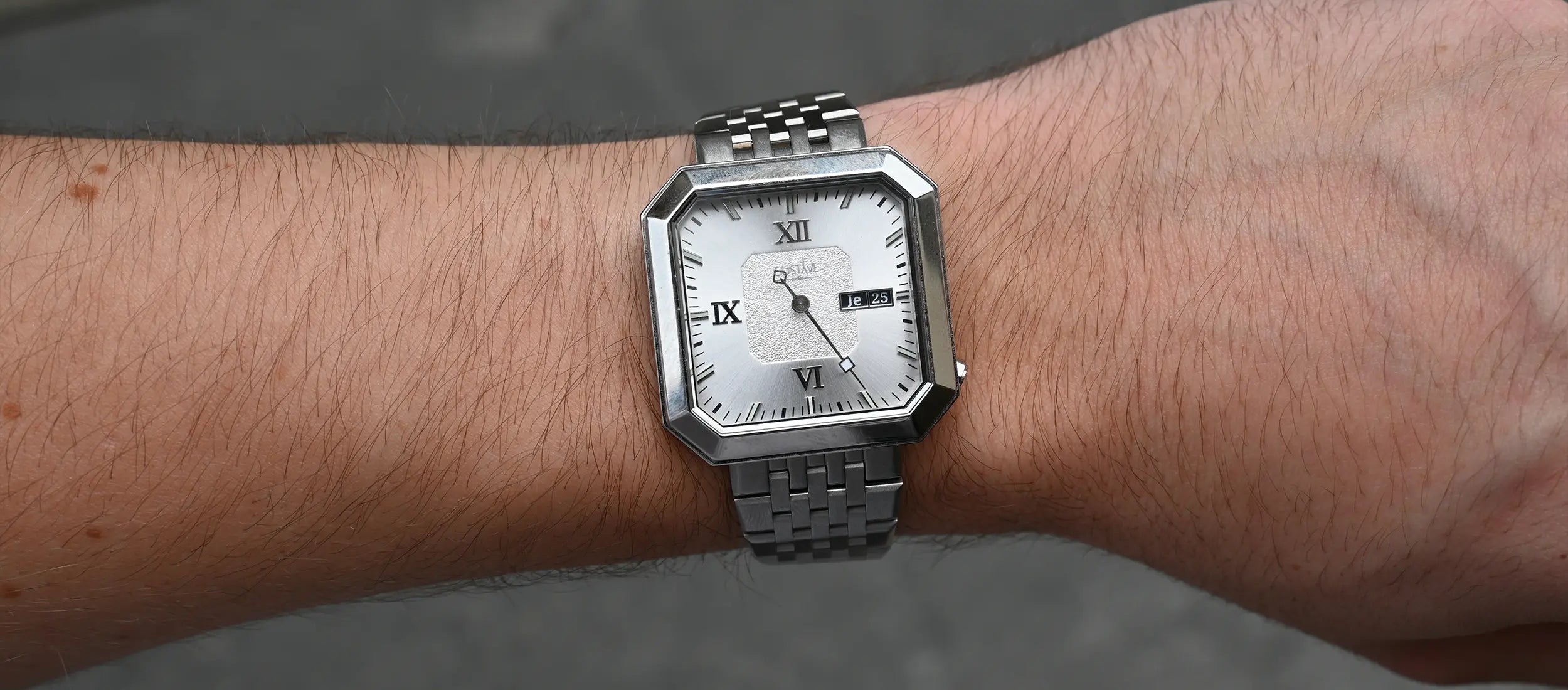 Comment enlever des maillons sur un bracelet de montre en acier ?