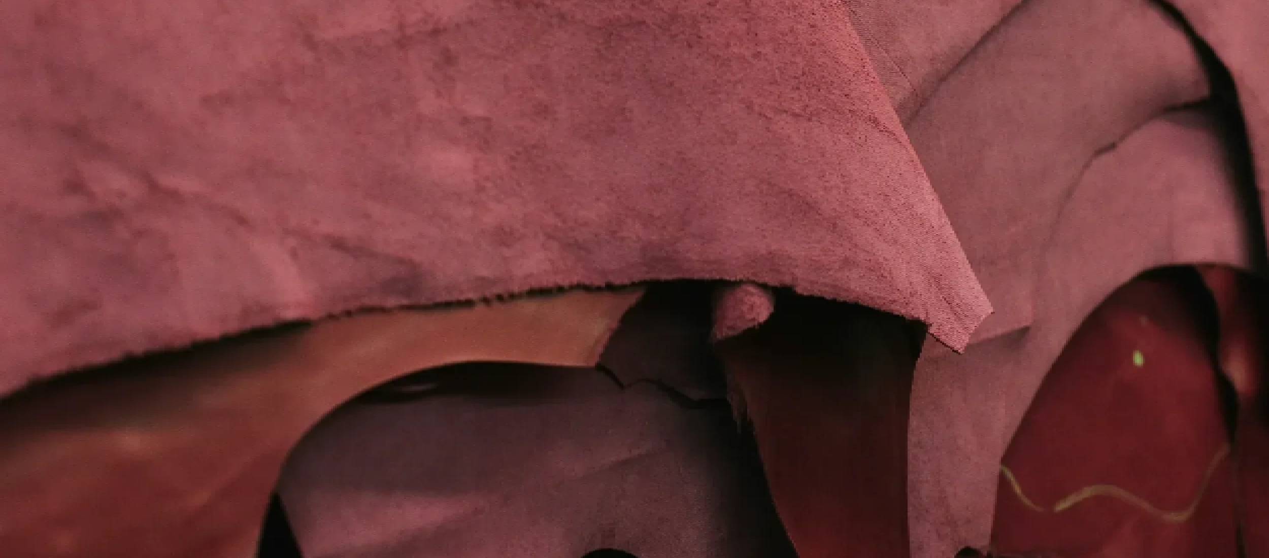 cuir rouge étendu