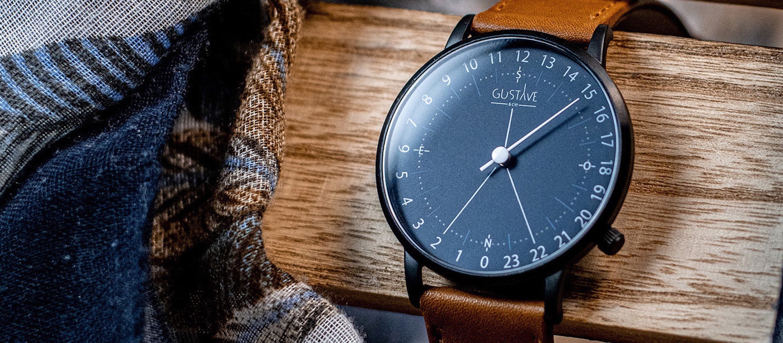 Montre mono-aiguille Antoine 24H, boîtier nois, cadran bleu, avec un bracelet cuir marron surpiqué