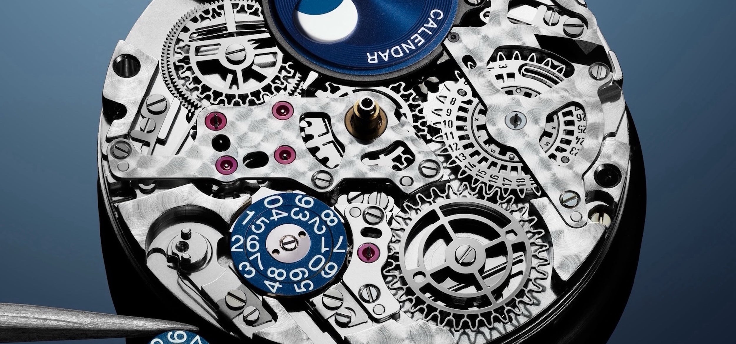 Vue détaillée d’un mouvement de quantième perpétuel montrant l’architecture du calibre, avec son système mécanique de programmation du calendrier, ses engrenages et leviers de correction automatique.
