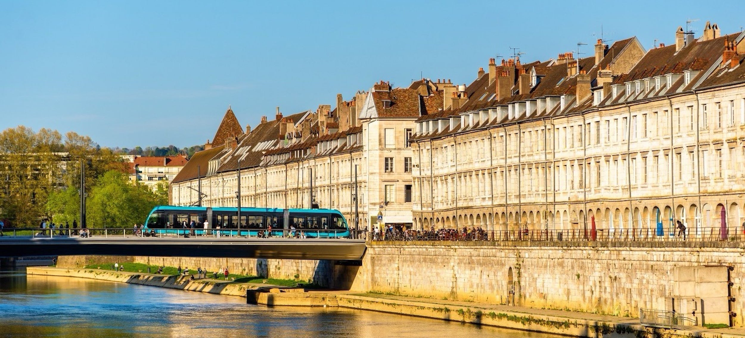 Vue du centre historique de Besançon traversé par le Doubs, avec ses quais, ses bâtiments anciens et le fleuve qui serpente au cœur de la ville.