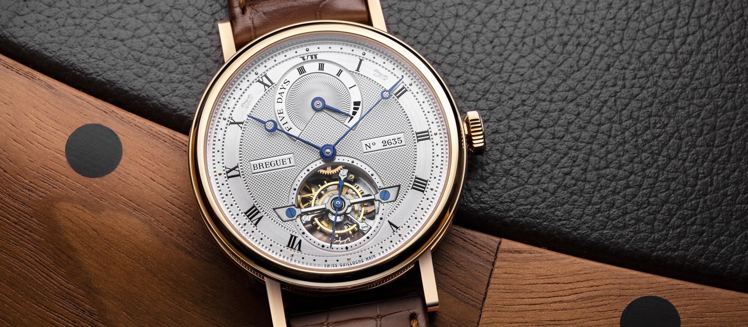 Montre Breguet Classique Tourbillon 5317 en or rose, dotée d’un cadran argenté guilloché à la main, d’un tourbillon visible à 6 heures et d’un indicateur de réserve de marche à 12 heures.