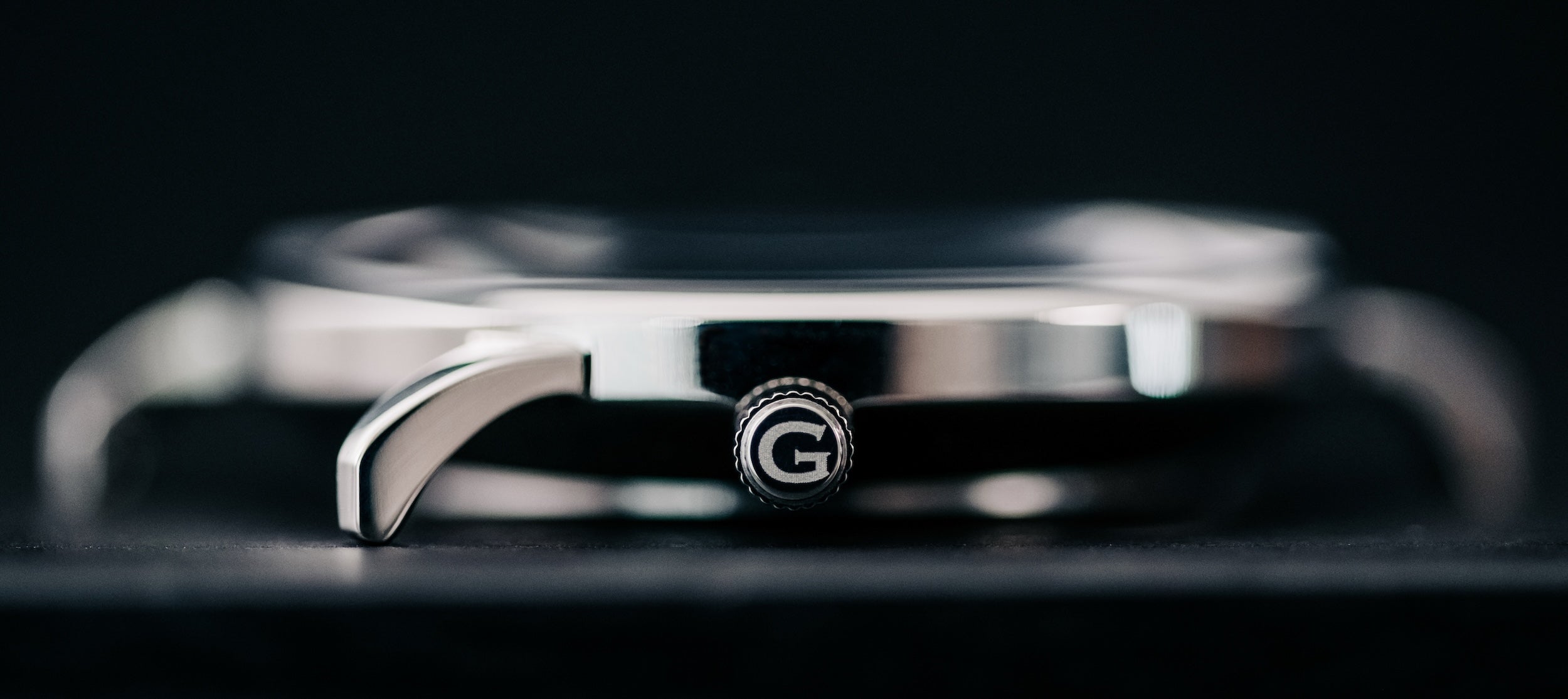 Vue de profil d’un boîtier de montre Gustave & Cie argent, présenté à plat afin de mettre en valeur sa finesse et ses finitions.