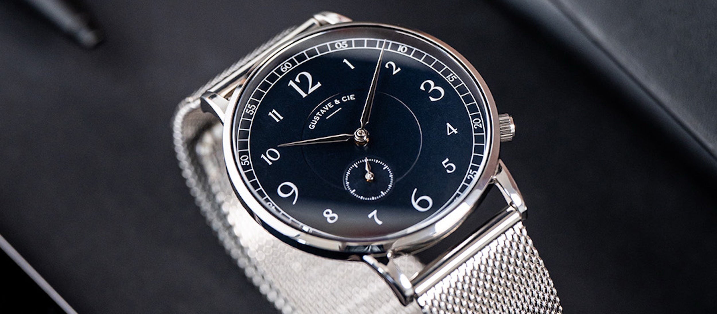 Montre Hector 12H à quartz avec boîtier argent, cadran bleu, petite seconde et bracelet milanais