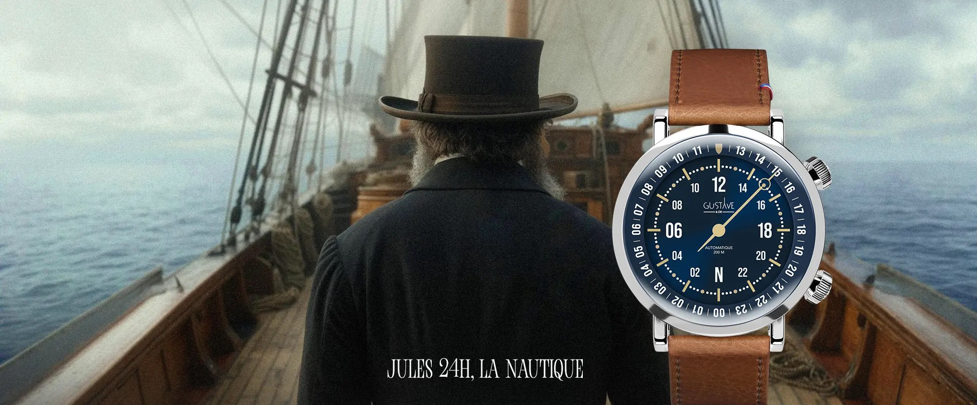  Silhouette sur le pont d’un voilier face à l’océan, inspirée de Jules Verne, accompagnée de la montre Jules 24H de Gustave & Cie.