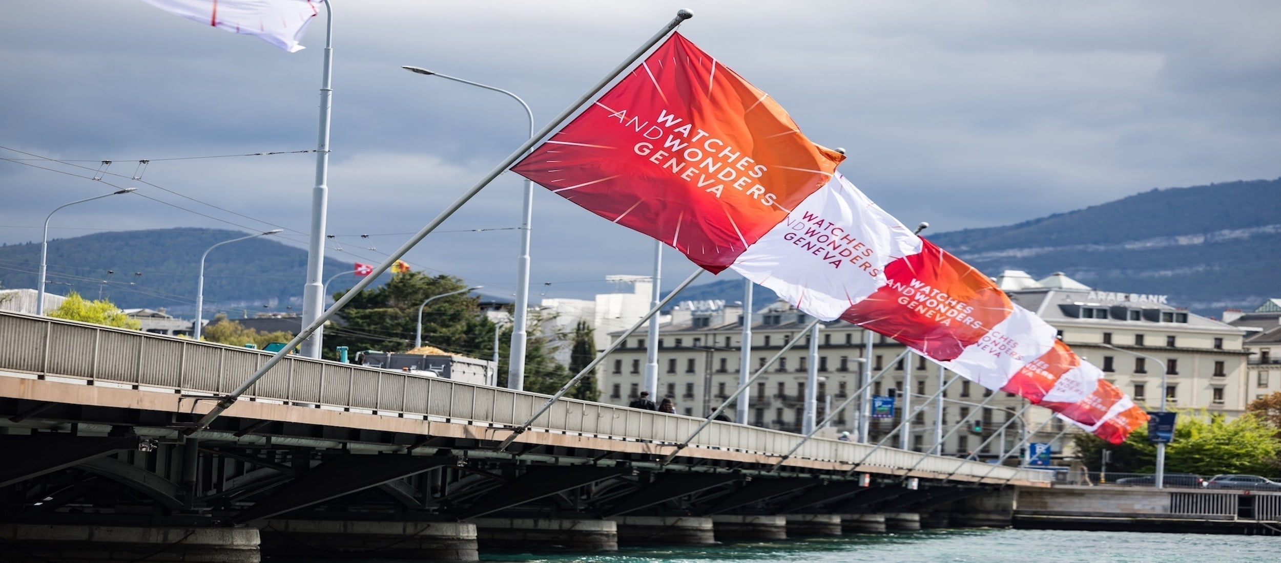 Genève dans la zone “In the City” de Watches and Wonders 2026, décorée de drapeaux