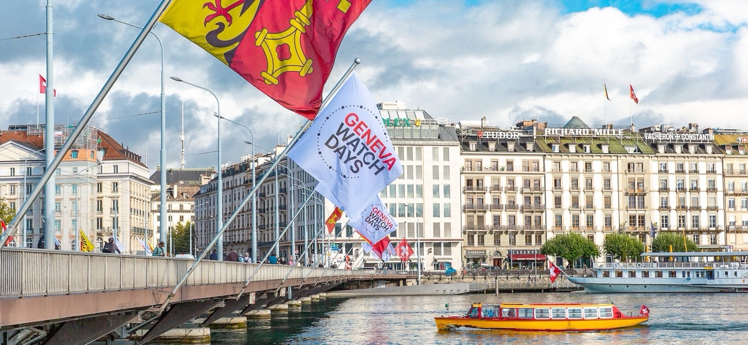 Vue des drapeaux de Genève et de Geneva Watch Days installés sur un pont de la ville de Genève