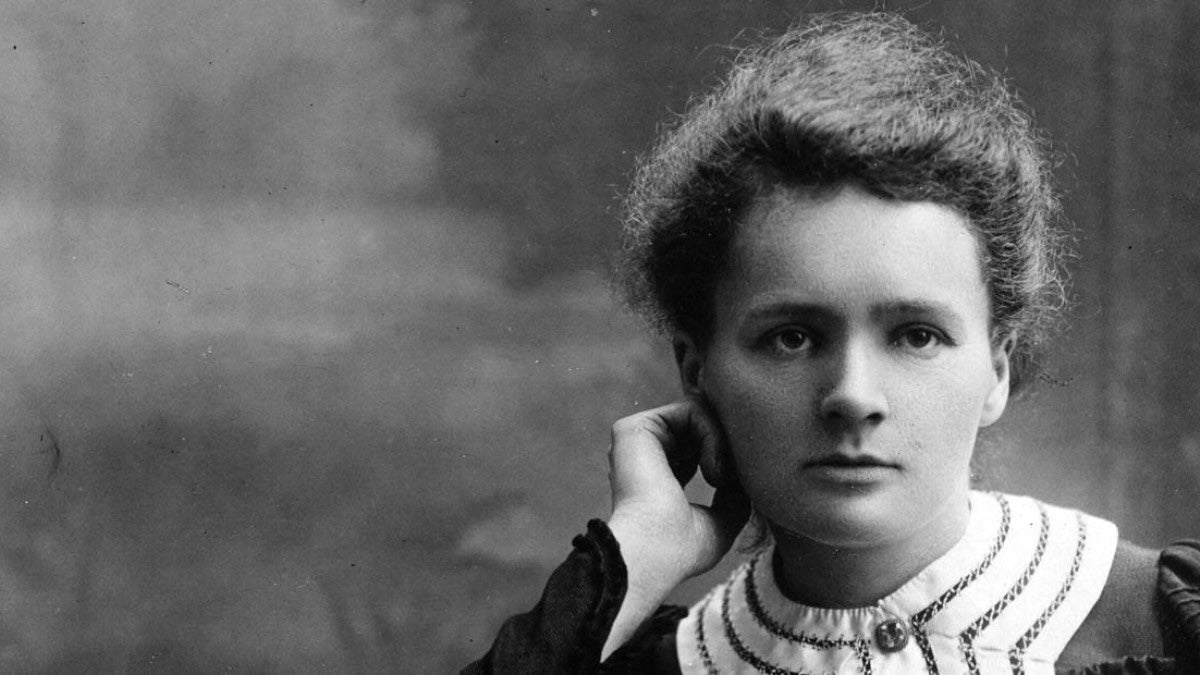 Portrait en noir et blanc de Marie Curie, figure historique de la science, posant avec sérieux.