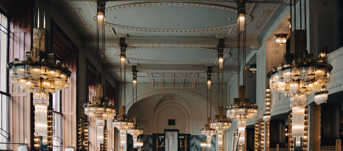 Intérieur raffiné d’un grand hôtel Art déco, avec de majestueux lustres, des boiseries et une architecture richement ornée et lumineuse